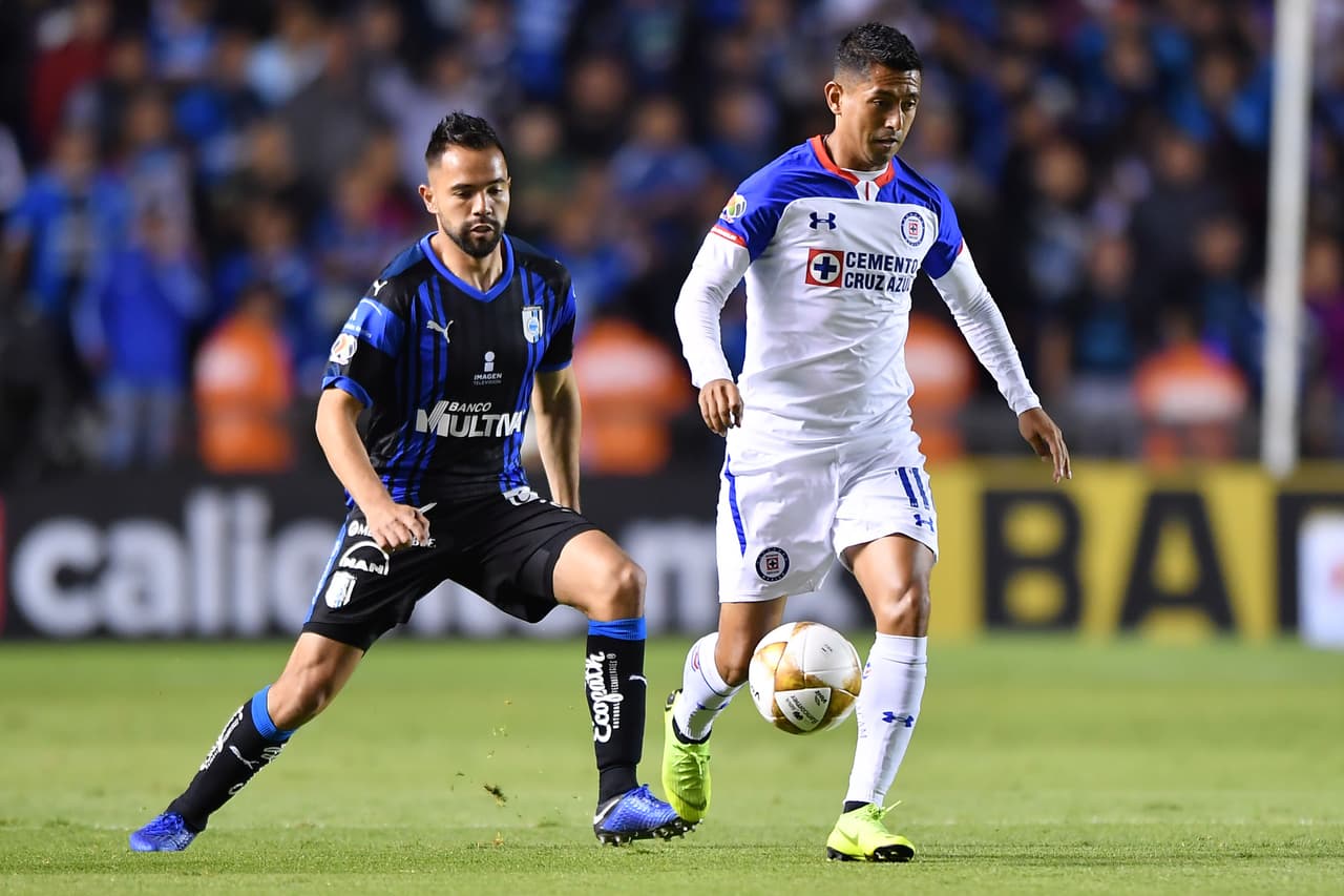 Elías Hernández ante la marca de George Corral, ya en los minutos iniciales el equipo celeste buscando asediar a los Gallos Blancos.