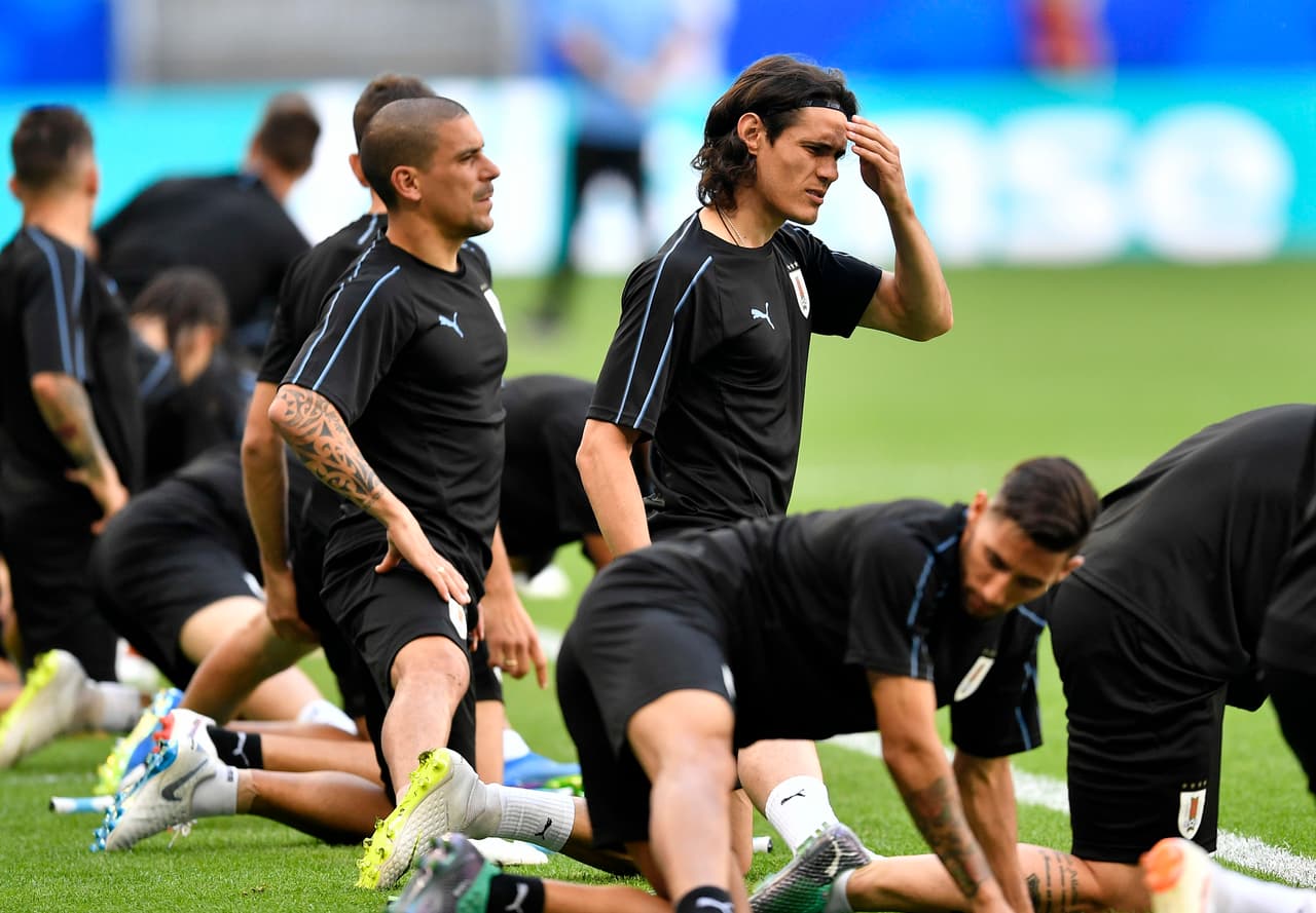 Tocándose la frente aparece Edinson Cavani, estelar delantero del PSG de la Ligue 1. El atacante de 31 años de edad no ha marcado gol pero en cualquier momento puede despertar de ese letargo.