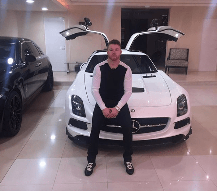 ¿Y qué tal este Mercedes-Benz SLS AMG Gullwing? Hace más de un año entró en la colección de autos del mexicano y cuesta casi 200,000 dólares.