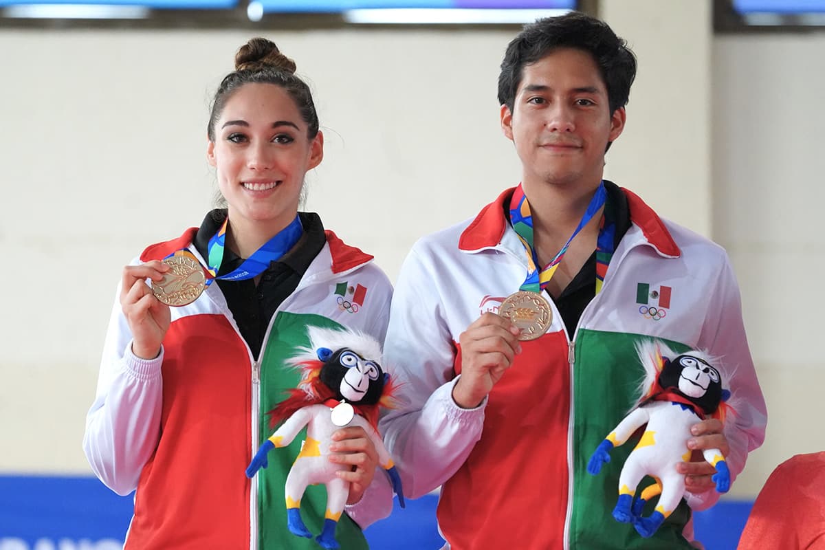 Más medallas de oro para México con Daniela rodríguez y Vaslav Ayala en el poomsaje por parejas femenil del taekwondo.