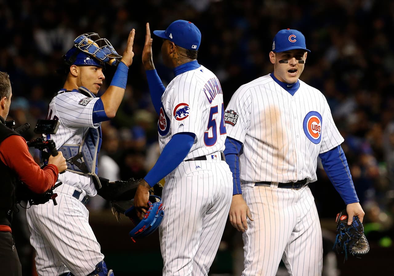 Chicago Cubs celebró su triunfo 3-2, con remontada, que le permite seguir con vida con ese mismo marcador en la Serie Mundial, que ahora regresa a definirse en Cleveland.