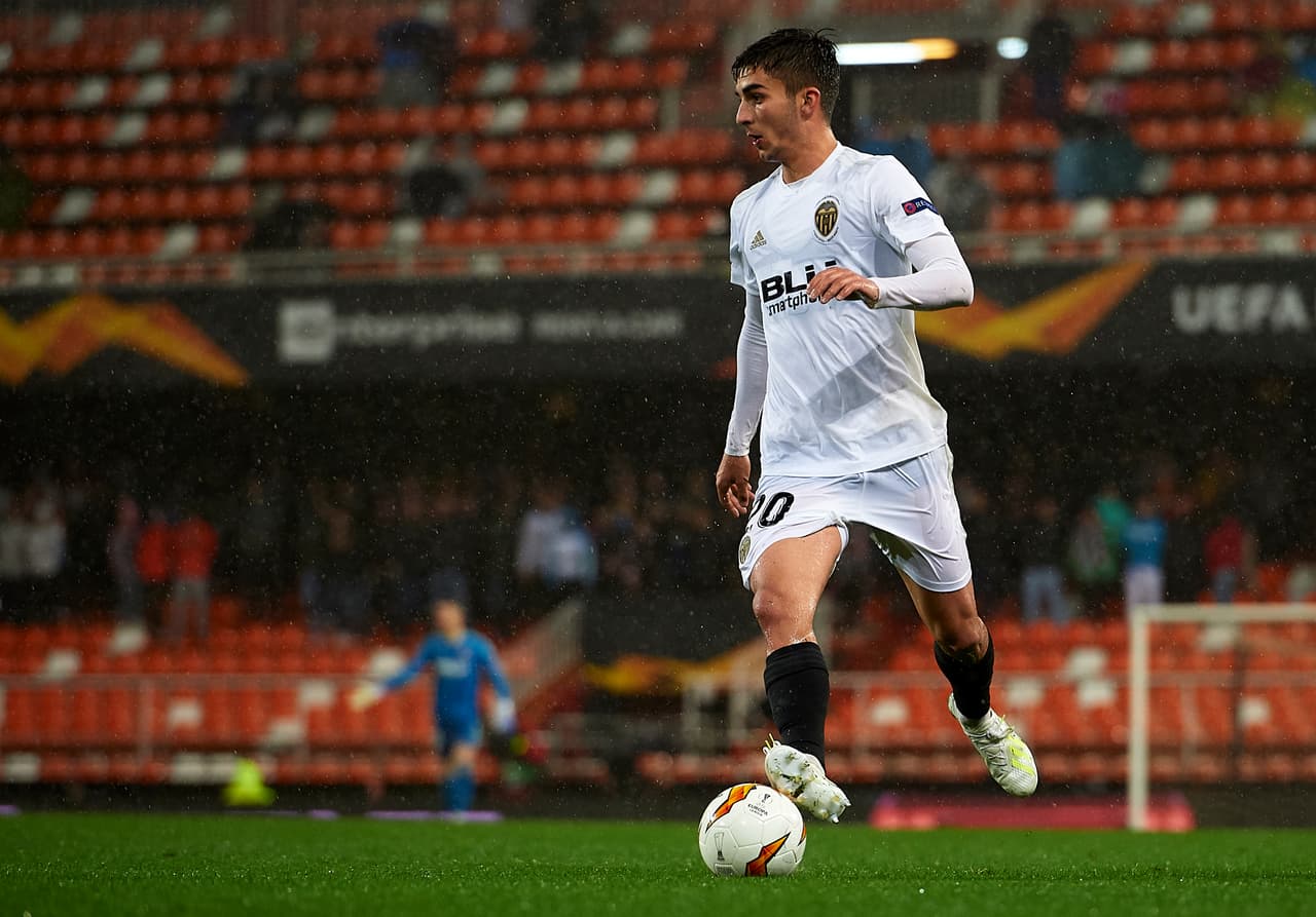 Al joven español Ferran Torres, figura del Valencia, lo estarían siguiendo de cerca desde la Premier League: Leicester y Arsenal lo querrían.