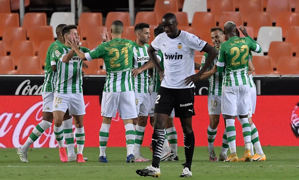 Tello recibió el esférico y disparó al arco; nuevamente un jugador de Valencia desviaría el balón.