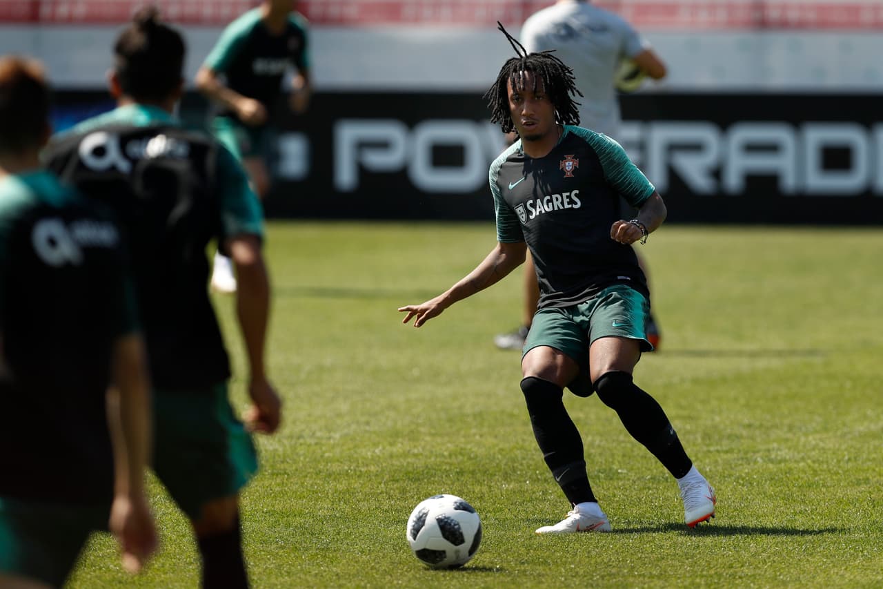El jugador nacido en Praia, Cabo Verde, Gelson Martins, se concentra en tocar el esférico con precisión. El joven atacante de 23 años espera paciente su oportunidad en este Mundial.