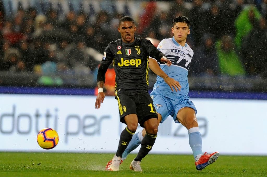 Y a la defensiva estaban haciendo un buen trabajo los locales, pues no estaban llegando como se esperaba que lo hicieran, con su legión de peligrosos jugadores en ataque.