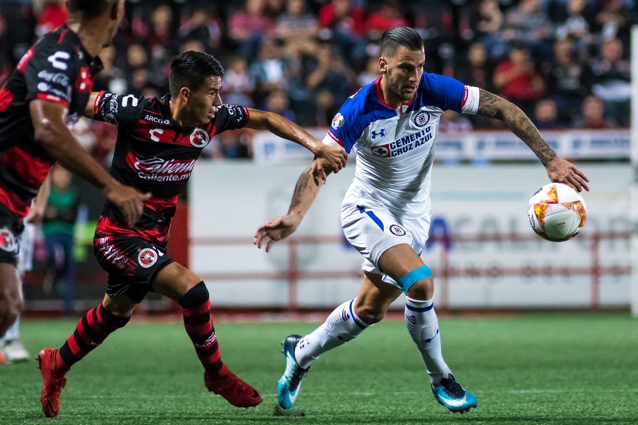 Y usando la ventaja que da tener un hombre extra en el campo, los celestes trataron de apresuarse a resolver el partido.