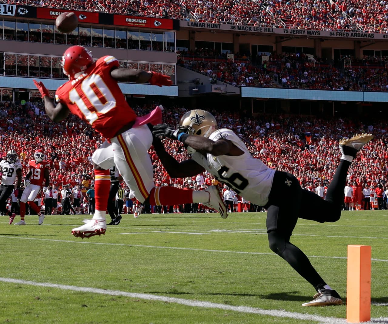 Atrapadón que hizo Hill de los Chiefs a una sola mano para TD.