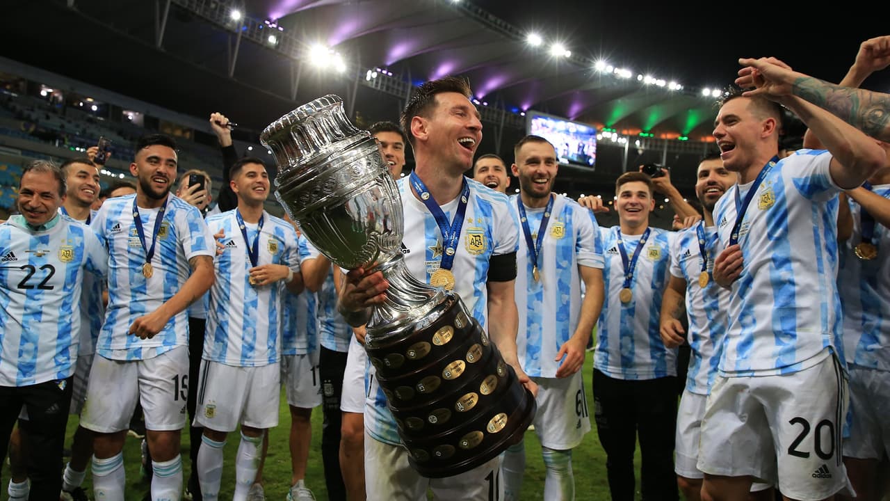 RIO DE JANEIRO, BRAZIL - JULY 10: Lionel Messi of Argentina smiles with the trophy as he celebrates with teammates after winning the final of Copa America Brazil 2021 between Brazil and Argentina at Maracana Stadium on July 10, 2021 in Rio de Janeiro, Brazil. (Photo by Buda Mendes/Getty Images)