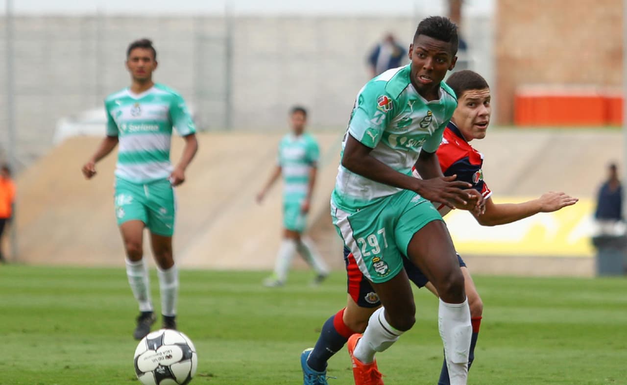 Santos registra por segundo torneo consecutivo a Joao Maleck