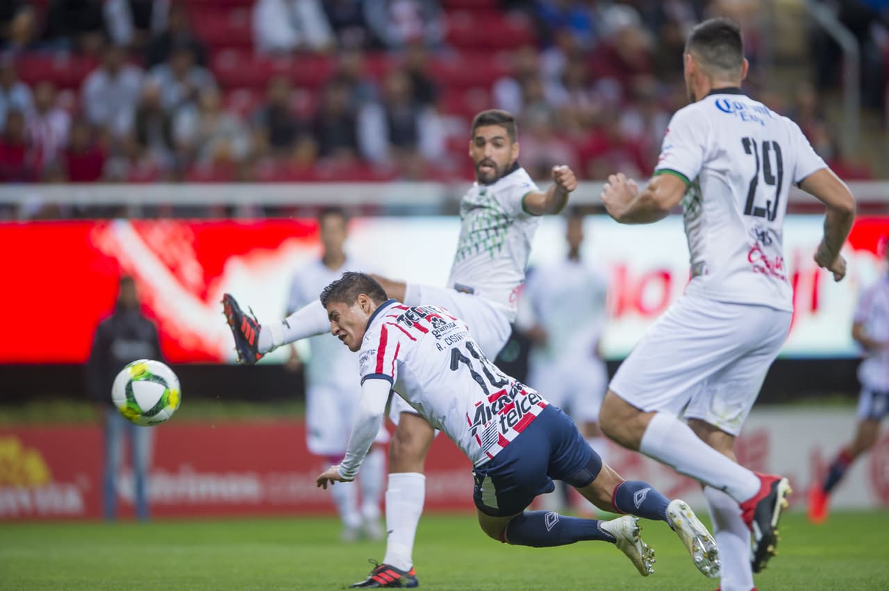 Con este remate de cabeza en el área chiapaneca, Ronaldo Cisneros puso en ventaja a su equipo ante las facilidades otorgadas en la zona de ataque.