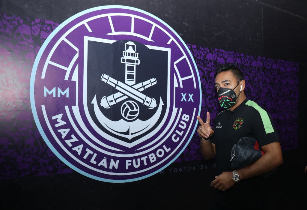 Marco Fabián se graba en fiesta con un reguetonero