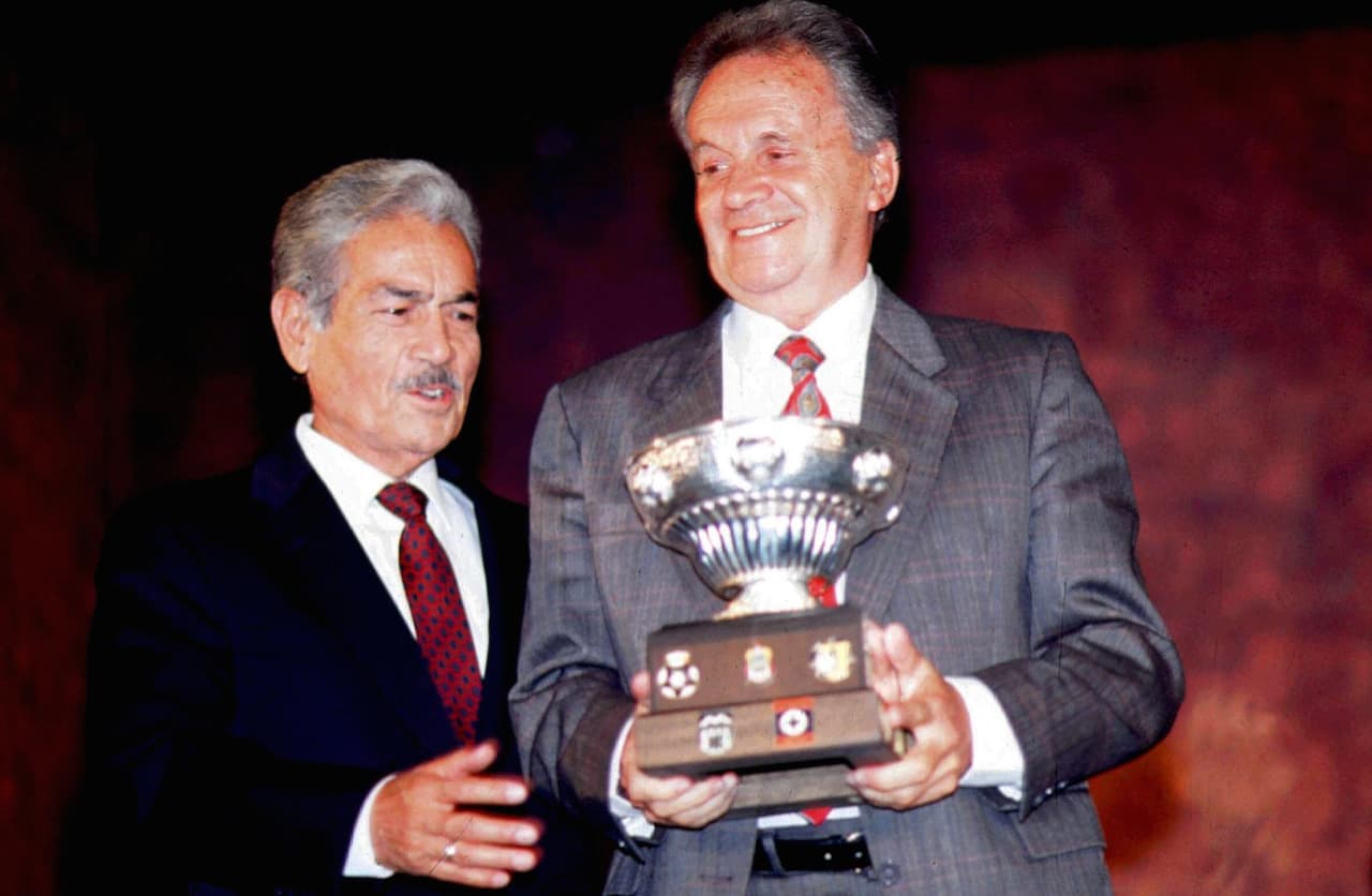 Jaime 'Tubo' Gómez, exjugador de Chivas, fabricaba banderines y elaboró uno con el logo del América para su amigo José Antonio Roca, uno de los técnicos más recordados de la historia de las
<i> Águilas</i>.