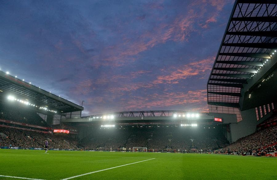Liverpool se lleva el derbi de Inglaterra con goles de Virgil Van Dijk (14') y Mohamed Salah (93') ante el Manchester United. Liverpool sigue invicto y ya suma 39 partidos sin una derrota.