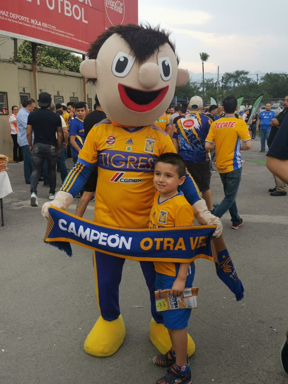 Aficionados de Tigres, mayoritariamente, y del León, tomaron por 'asalto' las inmediaciones del Estadio Universitario para atestiguar el juego de Ida de la Final del Clausura 2019 de la Liga MX en Monterrey. Se esmeraron y le pusieron un fantástico ambiente.