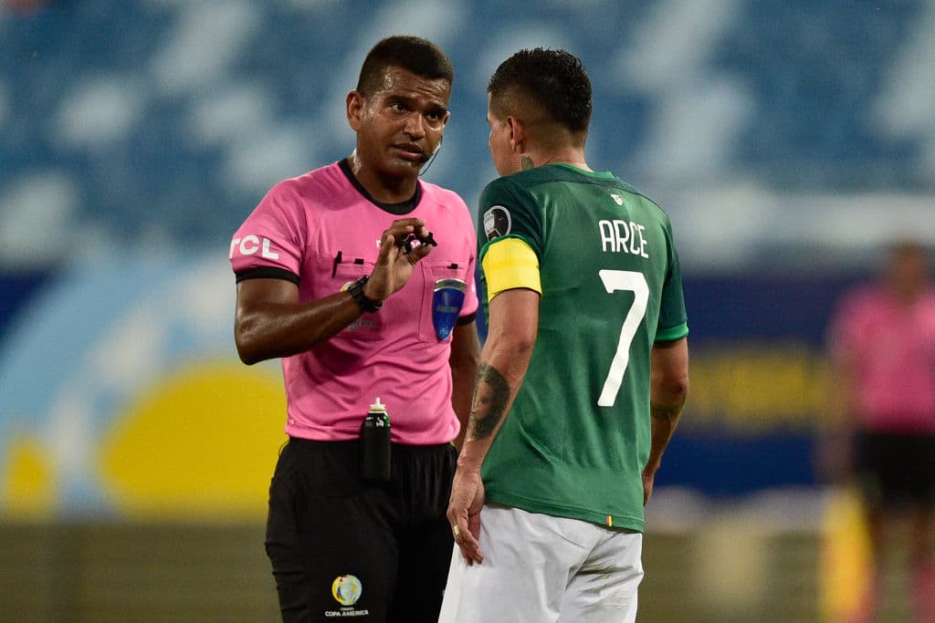 El autogol del portero Carlos Lampe (40') y el gol de Edinson Cavani (79') le dan la victoria a Uruguay 0-2 sobre Bolivia y los 'Charrúas' se adueñan de la tercer plaza del grupo A.