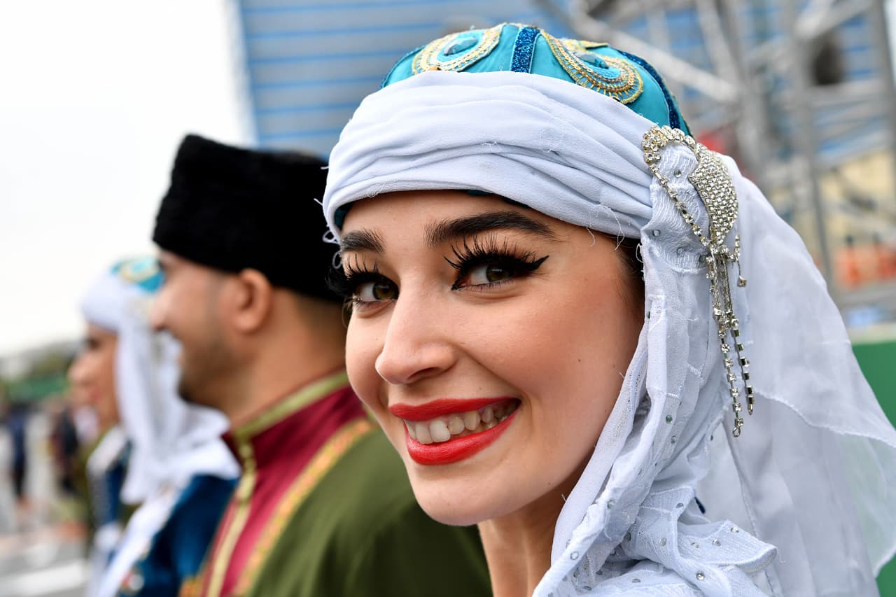 La belleza de las mujeres locales se hizo presente en el paddock, así como en la llegada de los pilotos.