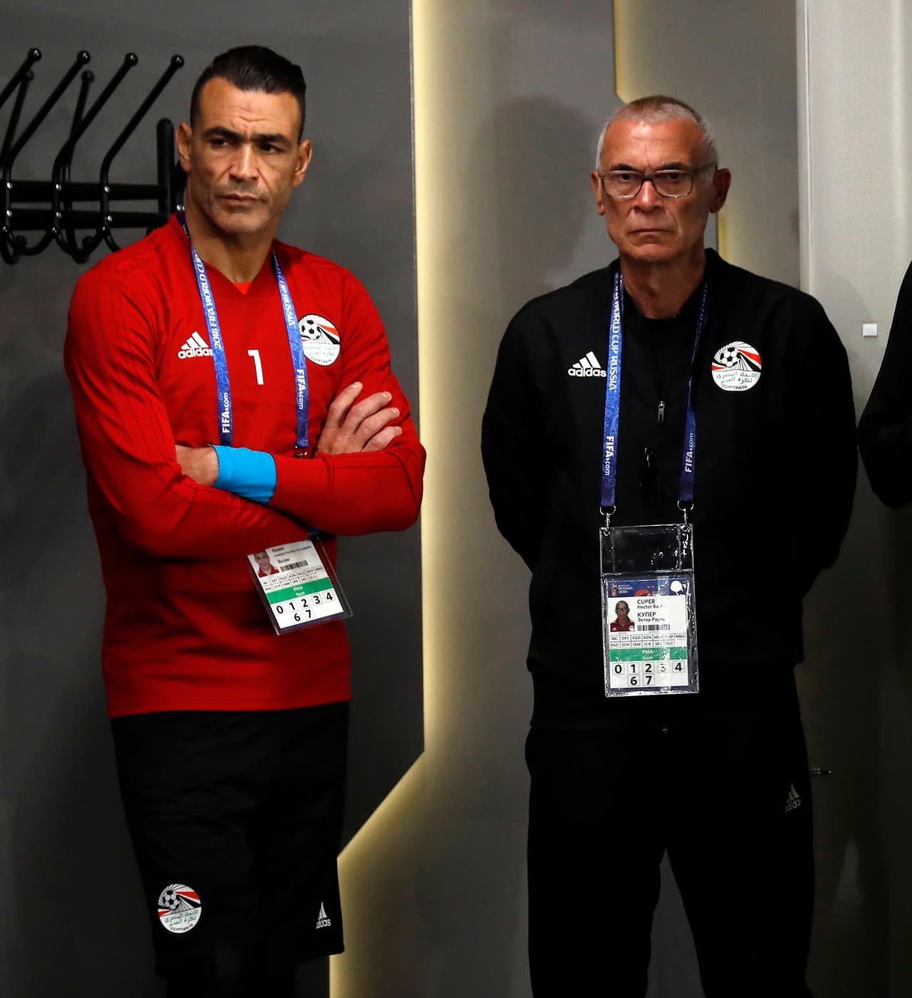 La decisión de la suplencia de El Hadary, a diferencia del caso de Salah, es técnica y en su lugar aparece en el arco Ahmed El Shenawy.