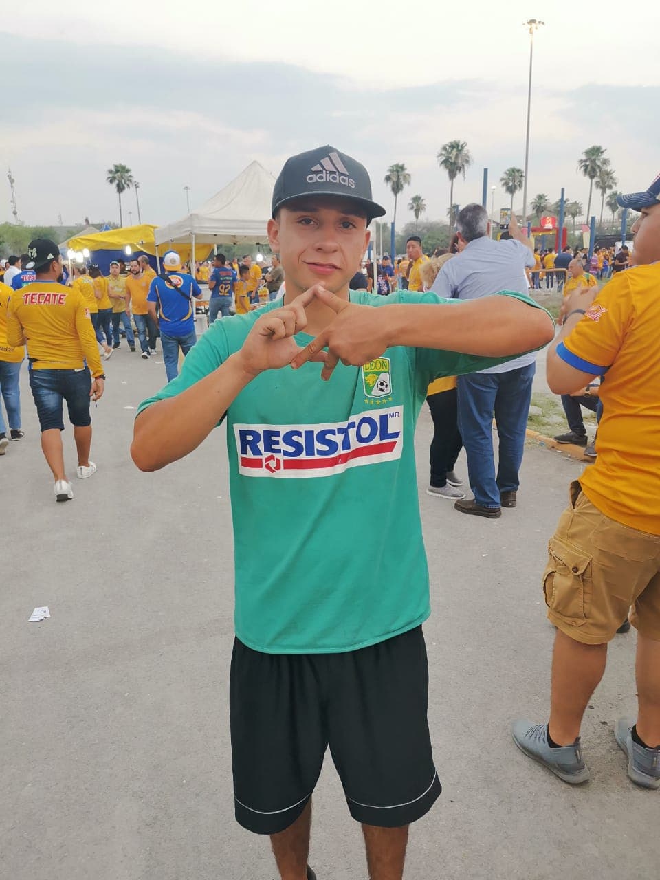 Aficionados de Tigres, mayoritariamente, y del León, tomaron por 'asalto' las inmediaciones del Estadio Universitario para atestiguar el juego de Ida de la Final del Clausura 2019 de la Liga MX en Monterrey. Se esmeraron y le pusieron un fantástico ambiente.