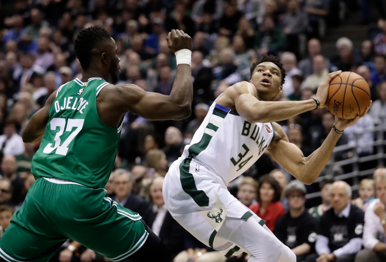 Los locales no tuvieron una buen cuarto. Perdieron muchas posesiones y frente al aro fallaron mucho, mientras que los de Boston aprovecharon casi todas sus oportunidades.