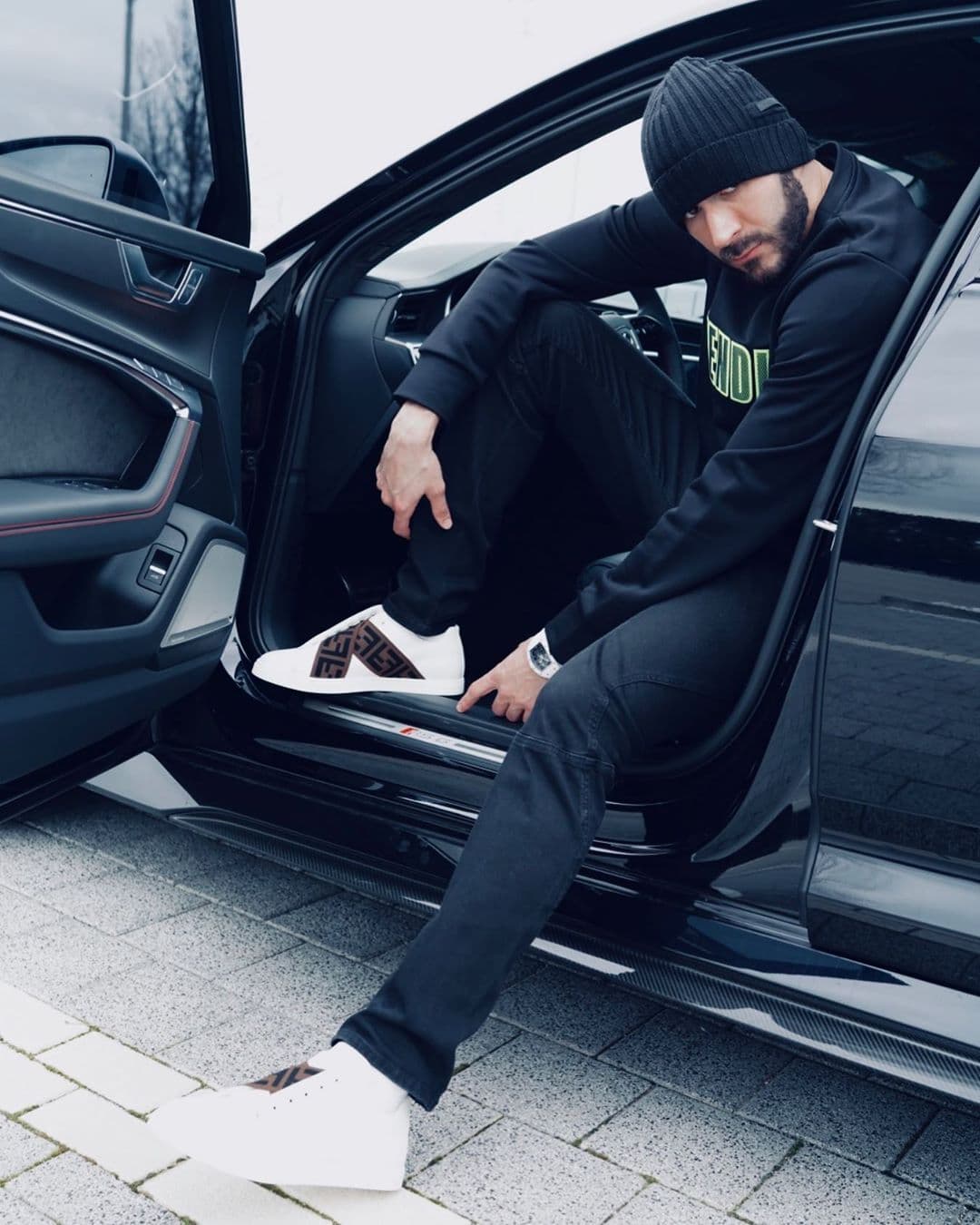 Benzema llegó al Real Madrid en el 2009 y desde entonces ha podido disfrutar de una variedad de modelos de la firma alemana, entre los que se destacan el
<b> RS6, el RS7, el A7 Sportback y la Q8.</b>