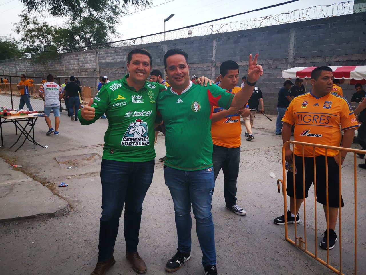 Aficionados de Tigres, mayoritariamente, y del León, tomaron por 'asalto' las inmediaciones del Estadio Universitario para atestiguar el juego de Ida de la Final del Clausura 2019 de la Liga MX en Monterrey. Se esmeraron y le pusieron un fantástico ambiente.