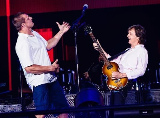 Además de haber conseguido tres anillos de Super Bowl con el legendario Tom Brady, participó en cinco ediciones del Pro Bowl.