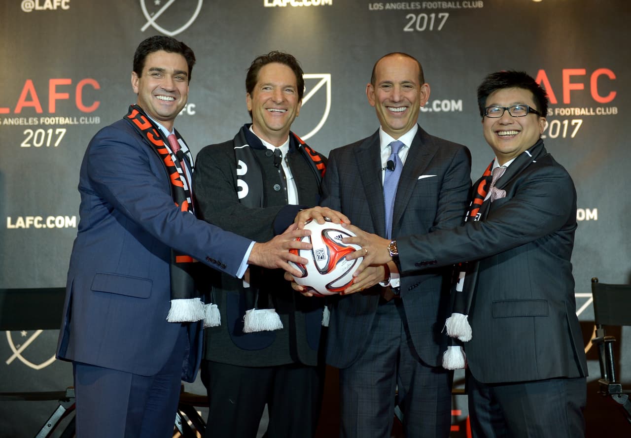 Don Garber, Comisionado de la Major League Soccer (tercero de izquierda a derecha) reconoció que está ansioso por ver en la MLS el clásico contra Los Angeles Galaxy.