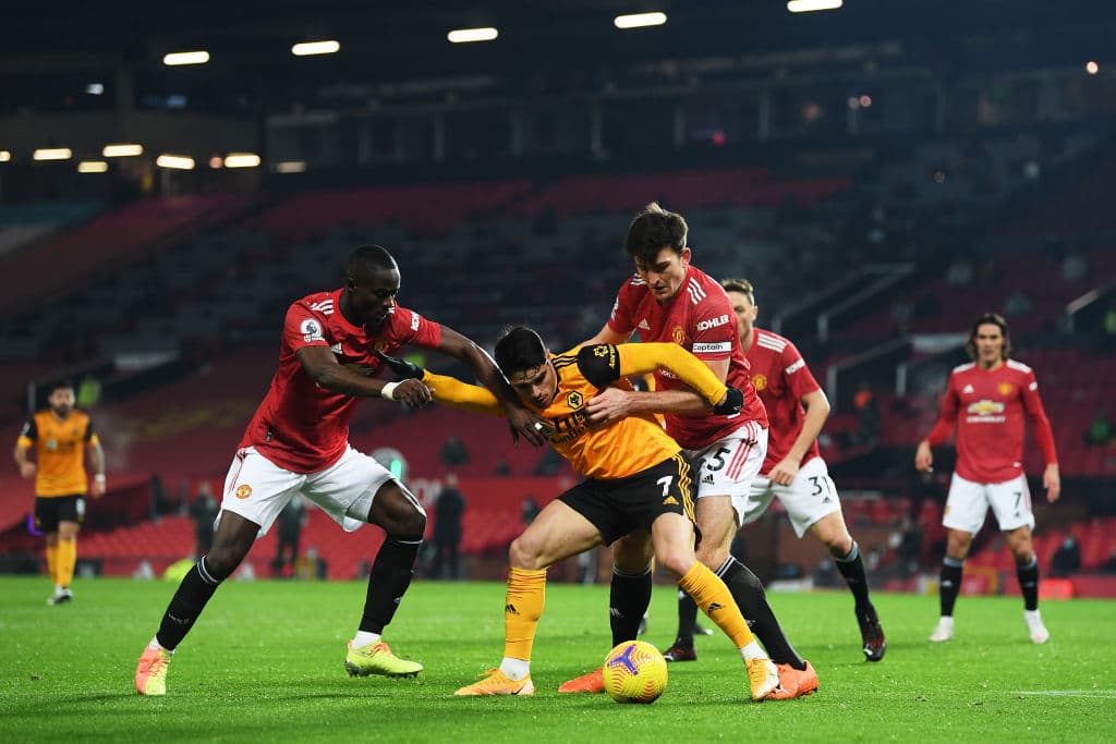 Con gol al minuto 93 de Marcus Rashford, el Manchester United se llevó la victoria sobre el Wolverhampton. El equipo visitante, sin Raúl Jiménez, no logró anotar y así los 'Red Devils' se colocan en segunda posición de la tabla sólamente a dos puntos del Liverpool en la Premier League.