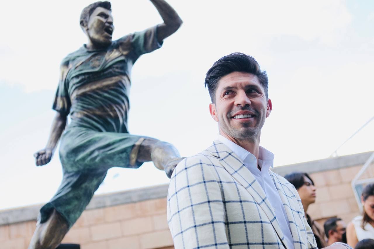 Santos homenajea a Oribe Peralta y con lágrimas devela su estatua en el TSM