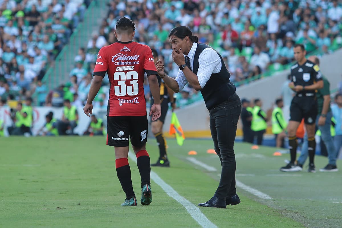 El técnico de Lobos, Juan Francisco Palencia, dio instrucciones para buscar el empate, contando con más de una opción para ello en la parte final del juego.