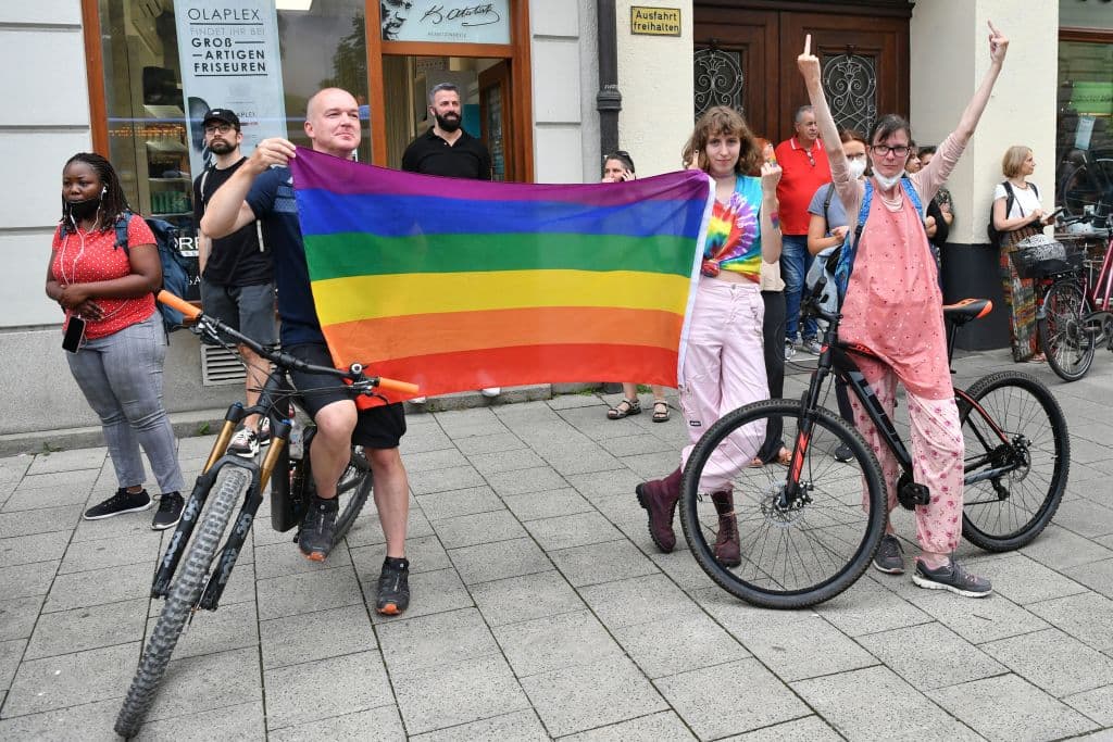 Tras la negativa de la UEFA de iluminar la Allianz Arena con los colores del colectivo LGBT para el partido entre Alemania y Hungría, fanáticos entre banderas, pelucas y vestimenta, se pintan de los colores del arcoíris como simbolo de apoyo.