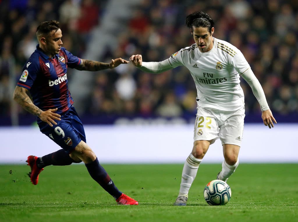 Roger Martí busca robarle el balón a Isco, pero el jugador del Real Madrid le hace una finta y lo deja atrás.