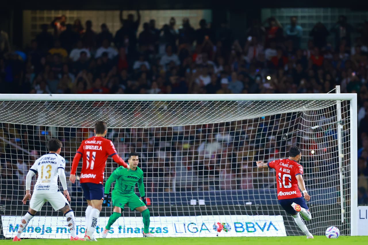 Días antes, en el juego de Jornada 17, Pumas recibió a Chivas en CU y el VAR otorgó un penal a Alexis Vega, entonces jugador del Rebaño, por una mano similiar en el área. A pesar de la decisión, los universitarios ganaron el juego 1-0. Sin embargo, pocos se imaginaron que la misma jugada se juzgaría totalmente diferente en la Ida de Cuartos de Final.