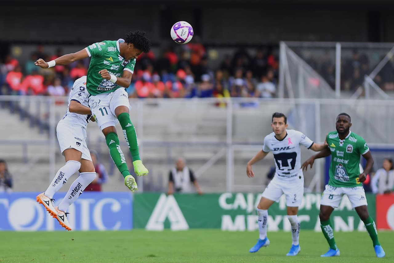 Pumas 1-2 León. Con goles de Macías y Tesillo, para La Fiera; por los locales descontó Carlos González.