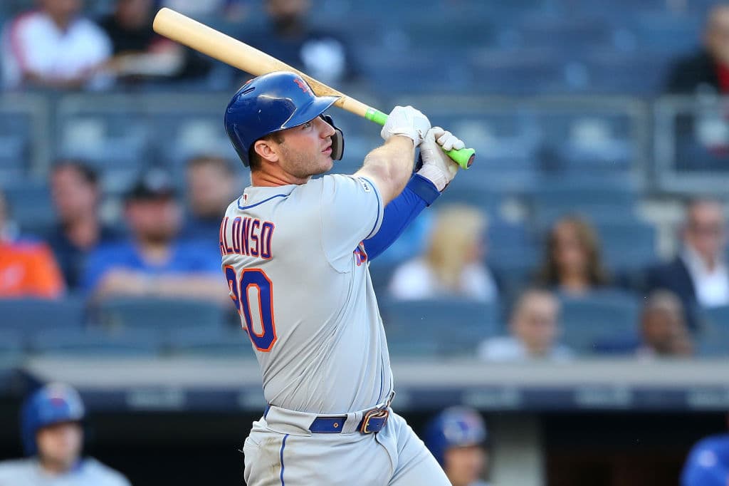 Pete Alonso sacudió un jonrón de tres carreras en el primer inning ante un ineficiente James Paxton, y los Mets de Nueva York derrotaron el martes 10-4 a los Yankees para dividir honores en una doble cartelera que dio inicio a la “Serie del Subway”.