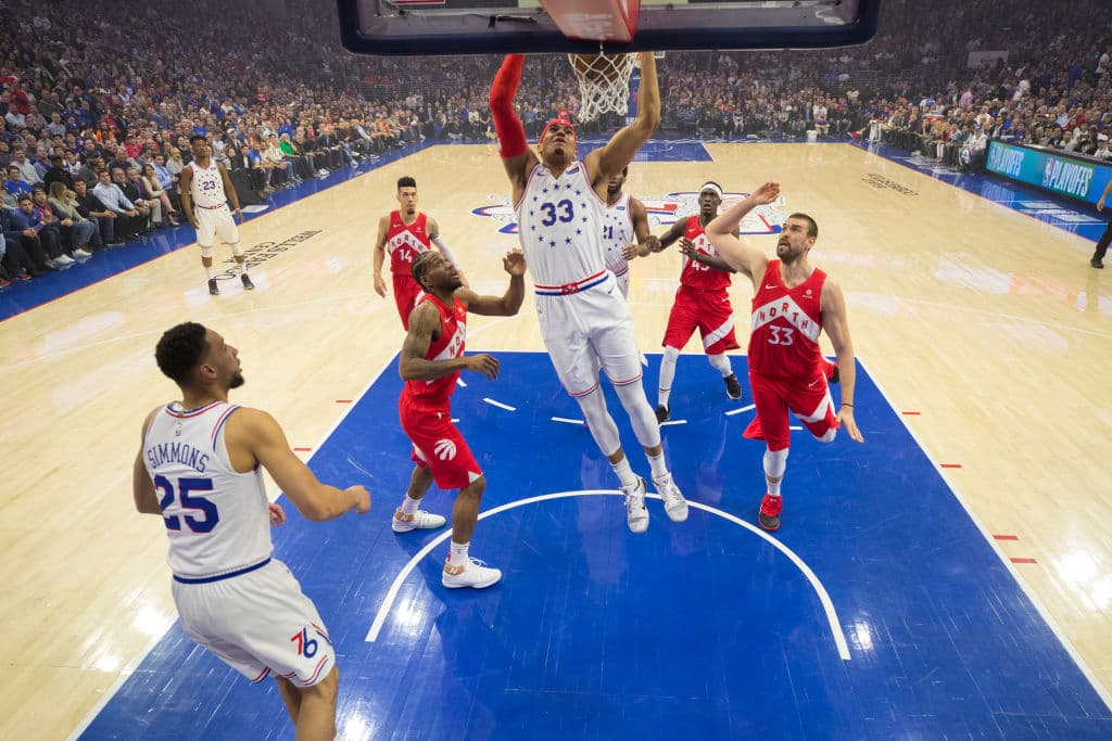 Los Philadelphia 76ers se negaron a ser eliminados en casa al vencer 112-101 a los Toronto Raptors en el Juego 6 de su serie de Playoffs de segunda ronda en la Conferencia del Este en la NBA y con esto forzaron al séptimo y definitivo encuentro, que habrá de jugarse el domingo próximo. Jimmy Butler anotó 25 puntos y Ben Simmons aportó 21 para que los Sixers alarguen la serie en Canadá.