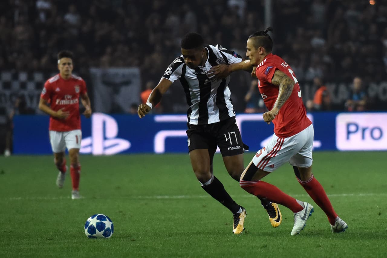 PAOK Salónica buscó la victoria pues ya el empate lo eliminaba y en ello cedió espacios para que Pizzi pusiera el 3-1 al minuto 39 del primer tiempo, el 4-2 de la serie.