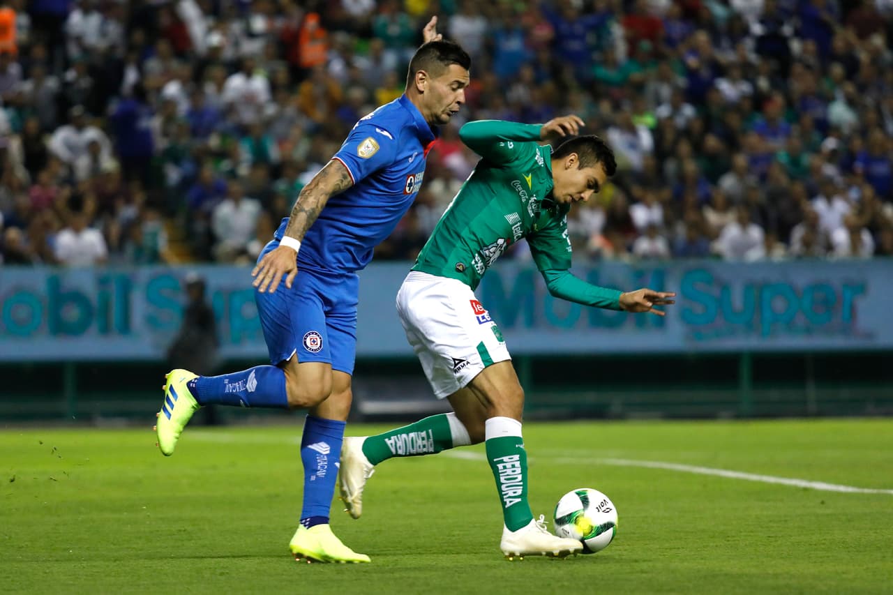 Milton Caraglio (izq) nunca pudo recibir este esférico, la defensa verde estuvo atenta y no permitió demasiadas llegadas de peligro de La Máquina.