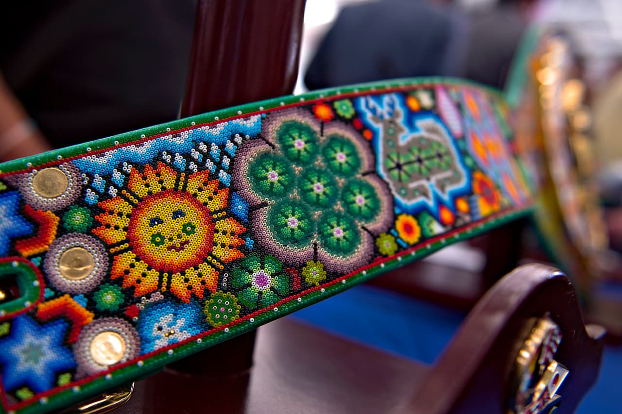 El artista Luis de la Cruz López, encargado de la pieza, dedicó unas 300 horas de trabajo para poner unas 40.000 chaquiras mediante la técnica de pintado, pegado de los cristales uno por uno y tejido, previo boceto en papel milimétrico