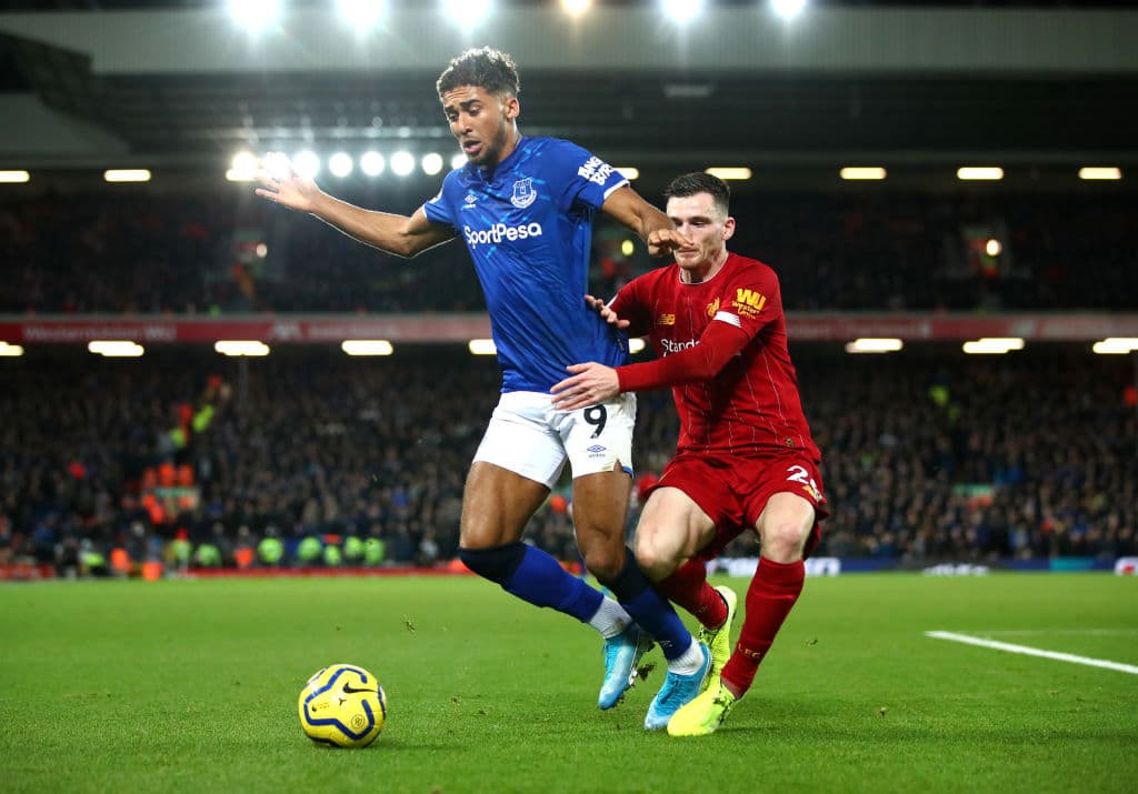 Calvert-Lewin sufre la pegajosa marca de Robertson. ¡El escocés es impasable!