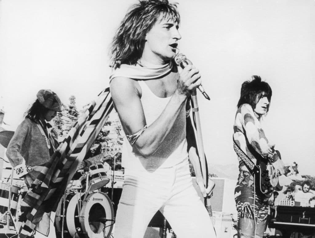 Le encanta la música. Es un fan ferviente del Buki y Rod Stewart, el famoso músico y productor británico.