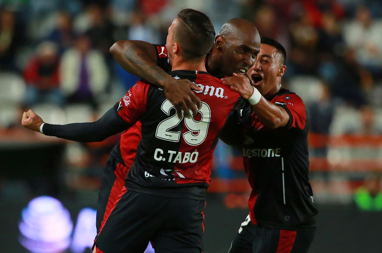En defensa tenemos a Felipe Baloy, el panameño del Atlas volvió a hacerse presente en el marcador con un gol de cabeza ante los Dorados de Sinaloa en el triunfo de los rojinegros.