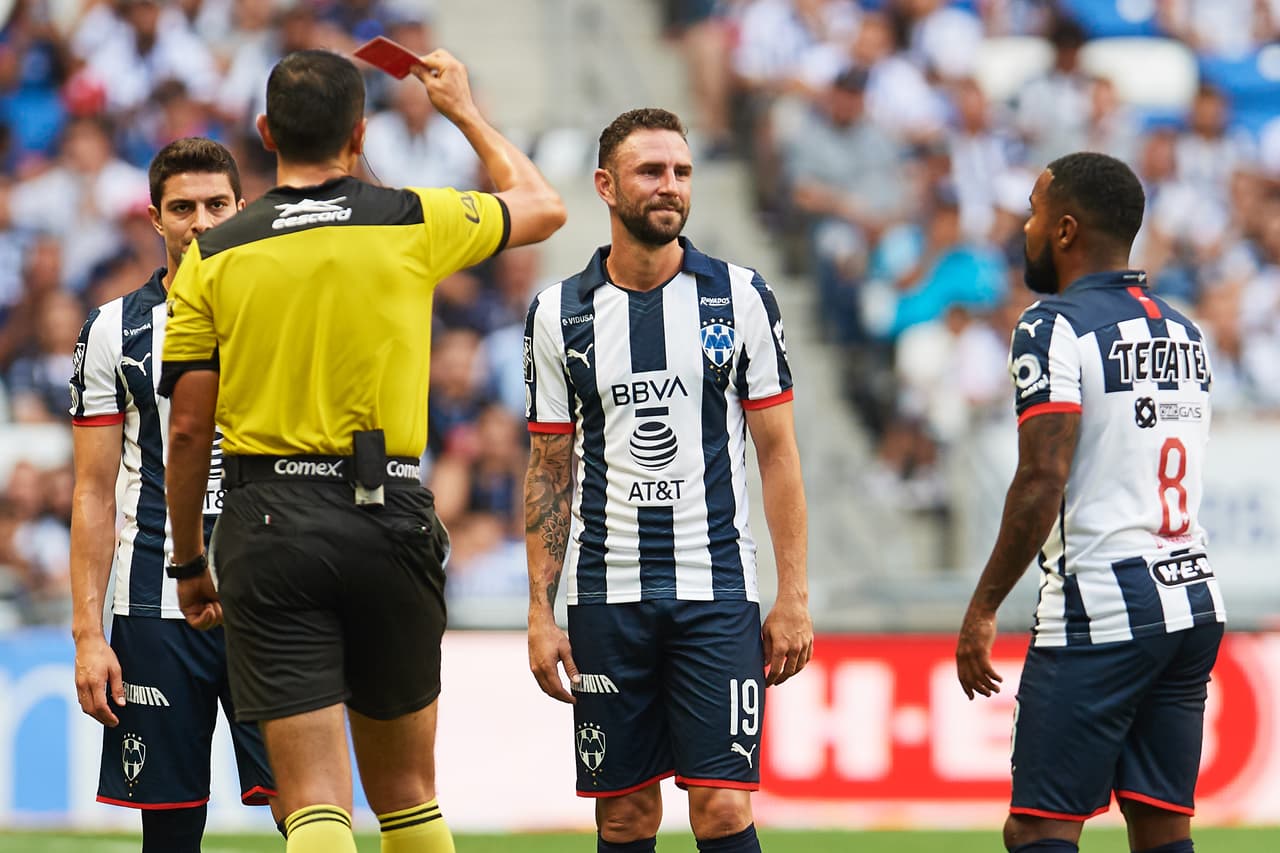 Miguel Layún se fue expulsado y complicó el trámite para su equipo.