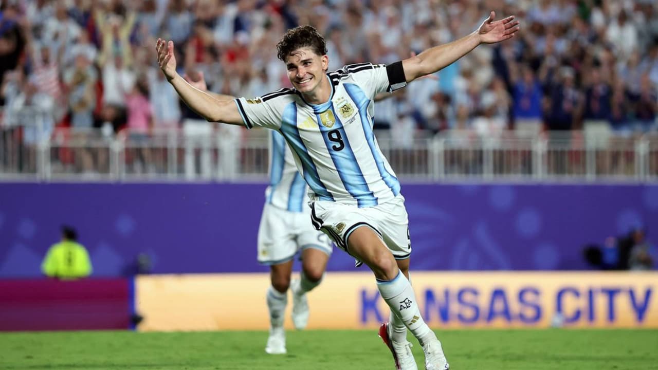 Arsenal busca ganarle el fichaje de Julián Álvarez al Barcelona