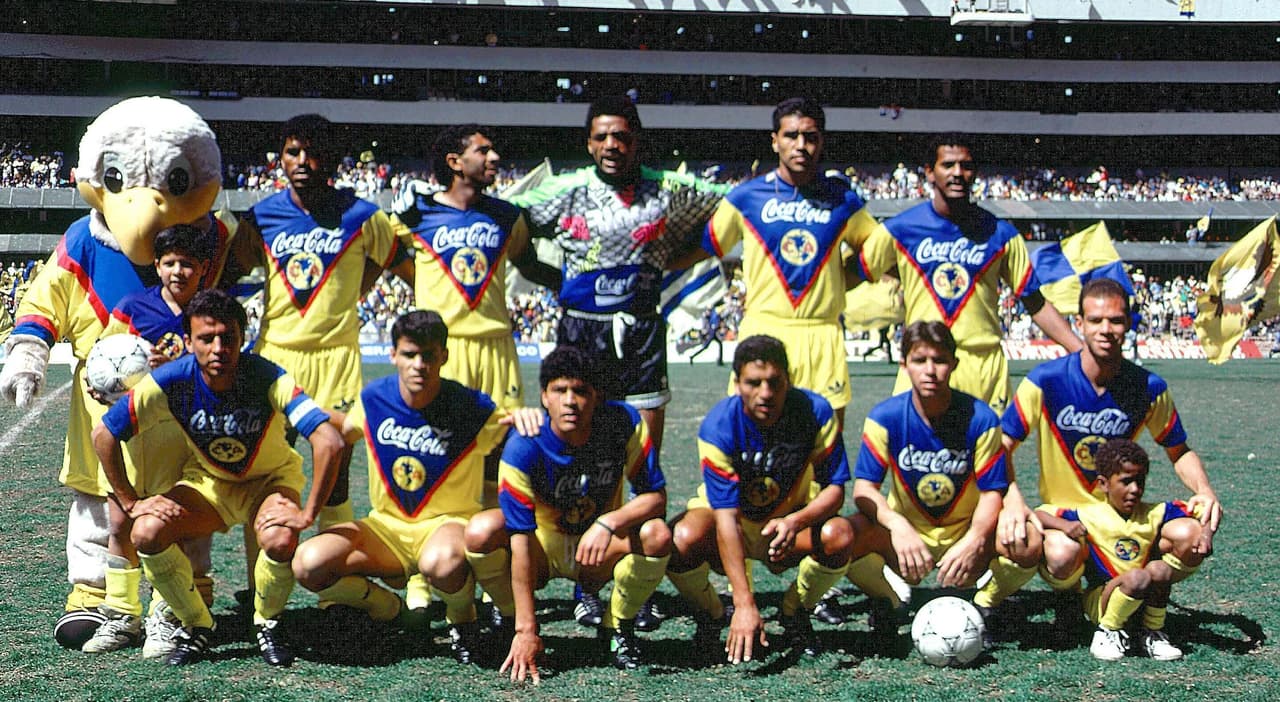 Lo cierto es que esta playera tuvo a múltiples jugadores claves en la historia del fútbol mexicano portando un diseño inspirado en el trabajo de un hombre de Chivas de Guadalajara.