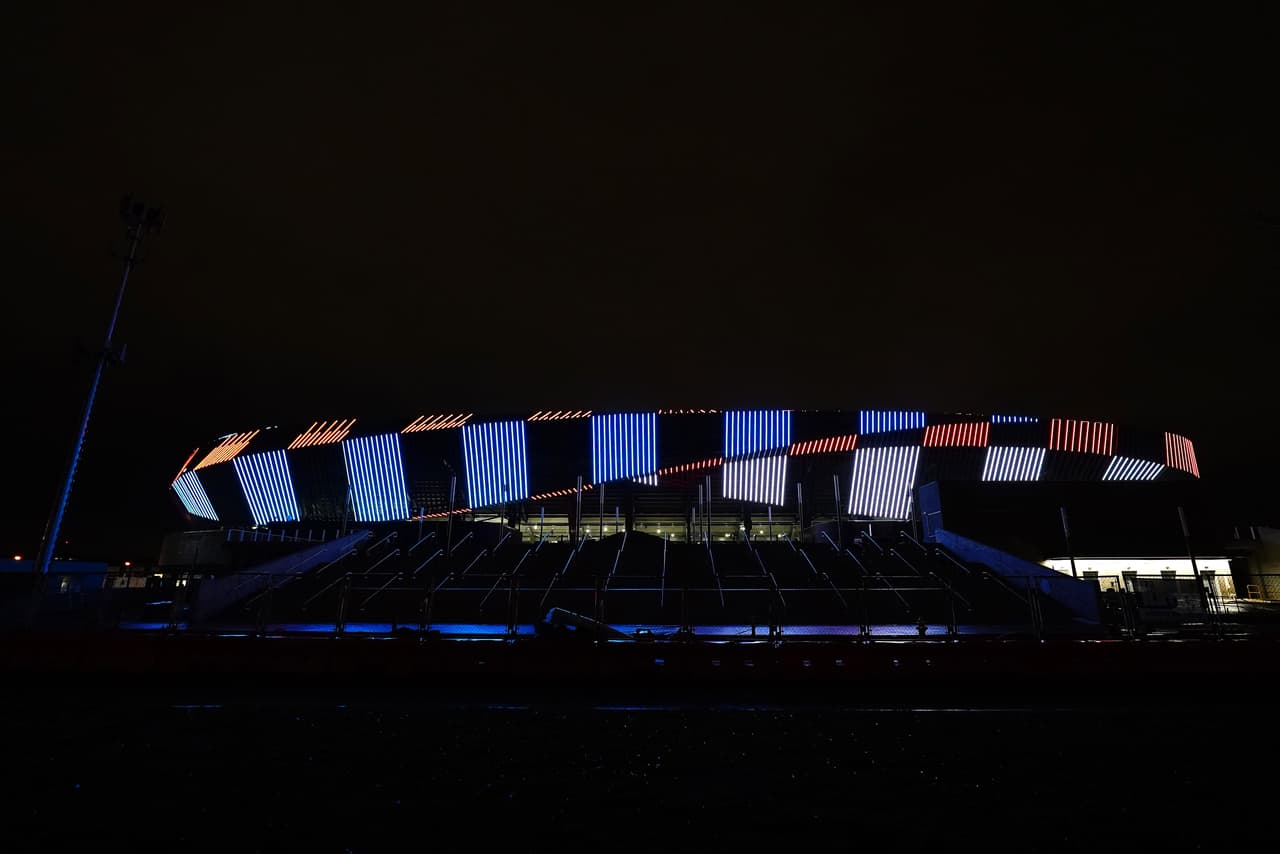 No solo el nombre de FC Cincinnati lució sobre el muro exterior del West End Stadium. También los colores del equipo pudieron verse en distintas disposiciones.
<br>