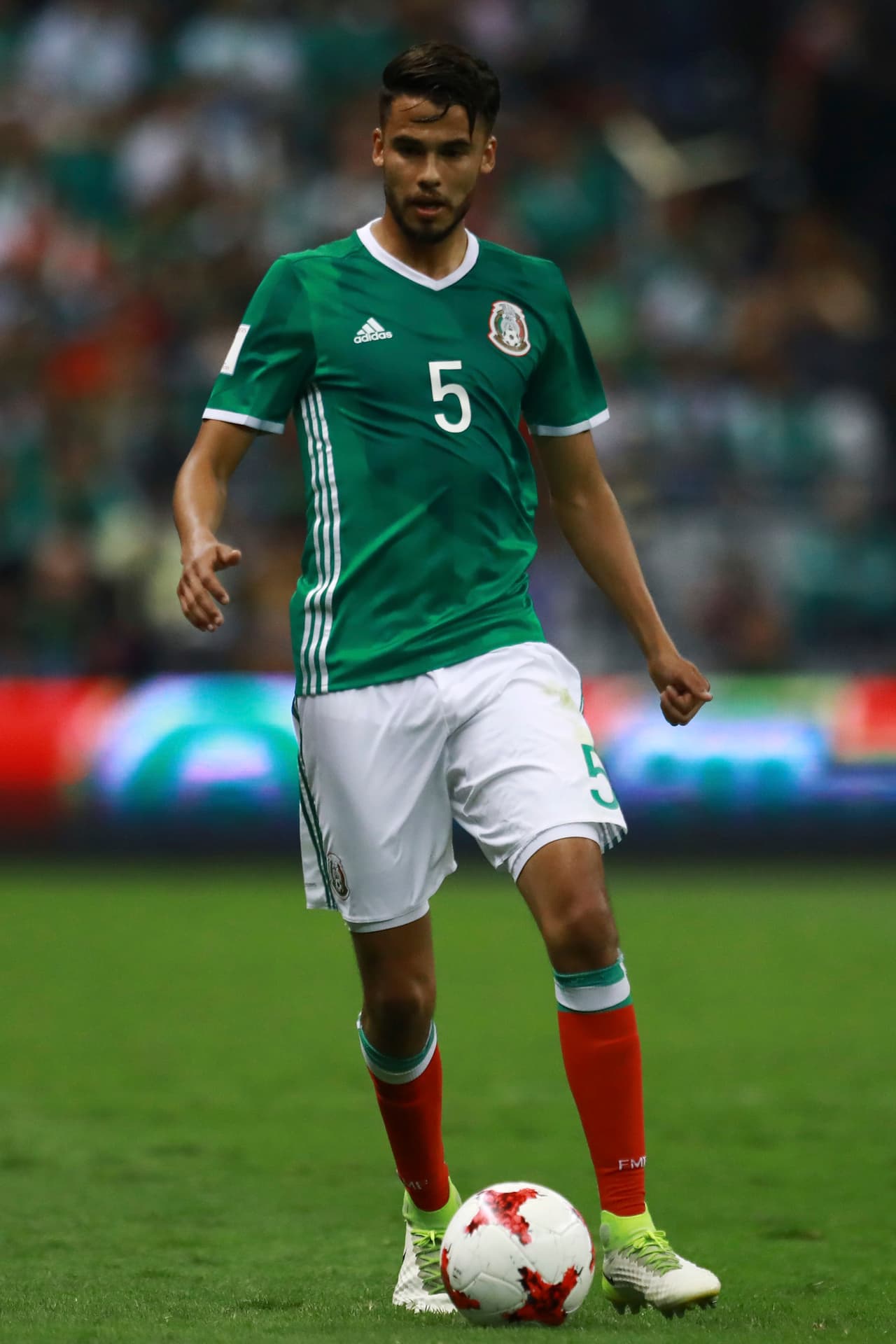 Diego Reyes sacó 8: inició de zaguero por derecha y recorrió a la defensa lateral cuando Osorio se percató que Salcedo no estaba cómodo en ese puesto.