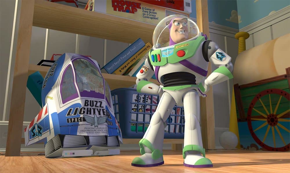 Buzz Lightyear tiene ese nombre tras el astronauta Buzz Aldrin, quien fue uno de los primeros hombres en caminar sobre la luna.