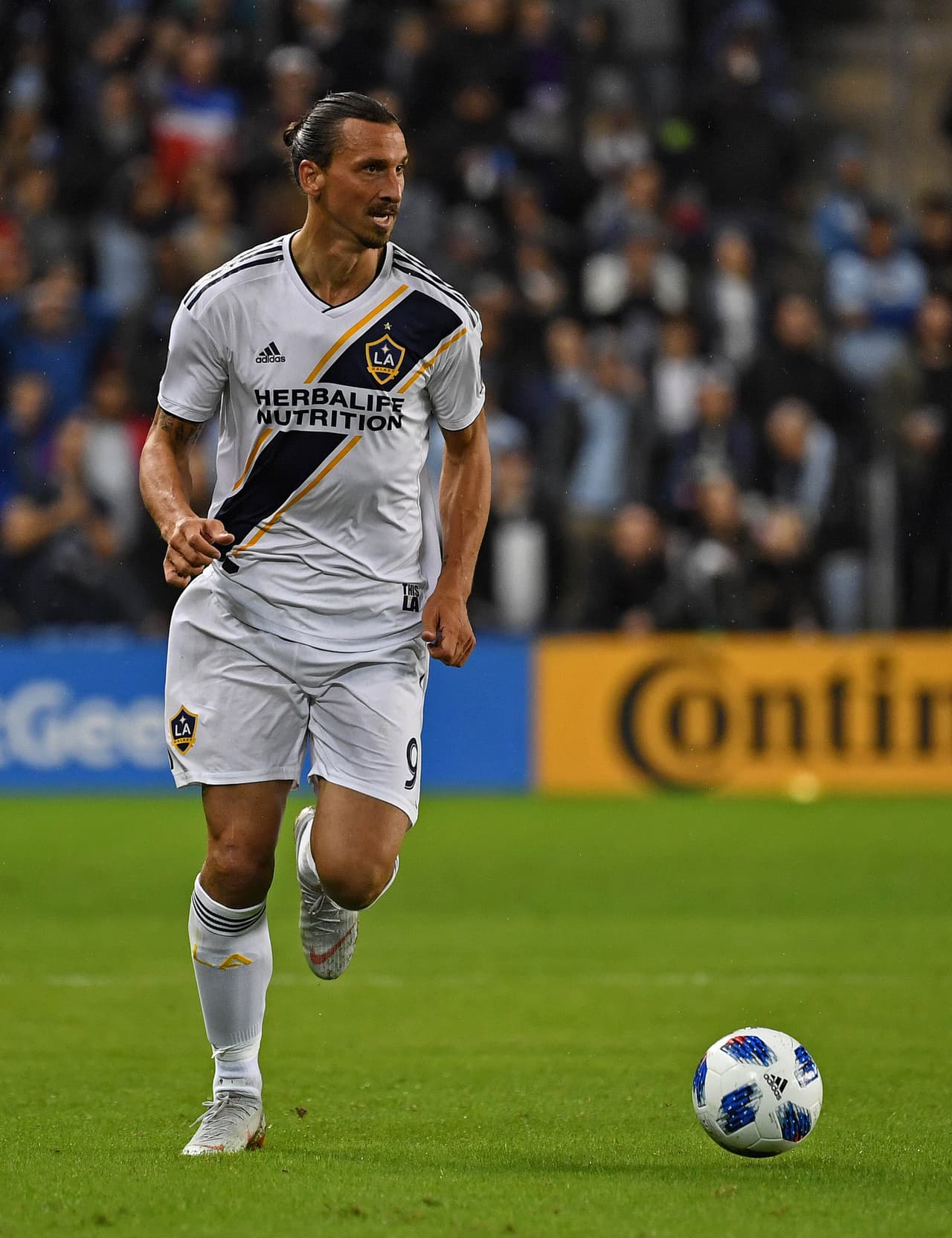 Con su carisma, su espíritu ganador, sus 22 goles y 10 asistencias , 'Ibra' se adueñó de la MLS. Por eso su playera es la más requerida. (USA Today Images)