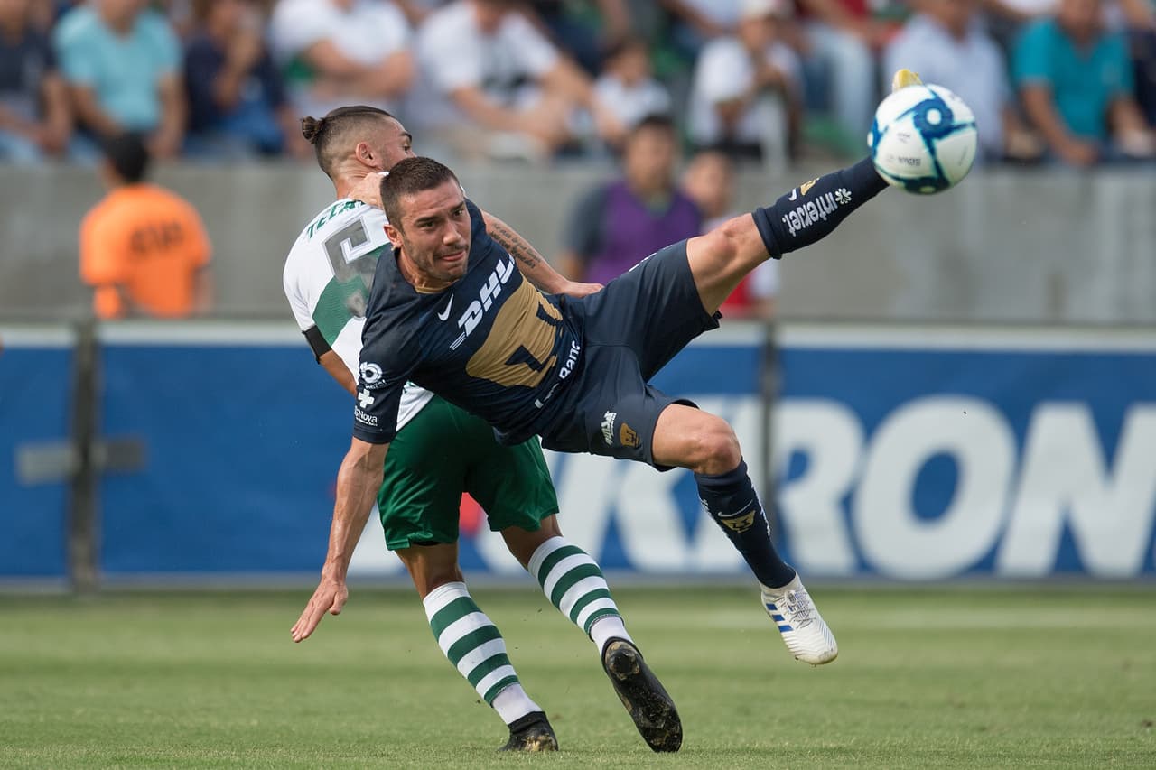 Juan Pablo Vigón (Pumas). Juan Pablo refuerza el medio campo del equipo Universitario y qué mejor que ya anotando gol.
<br>